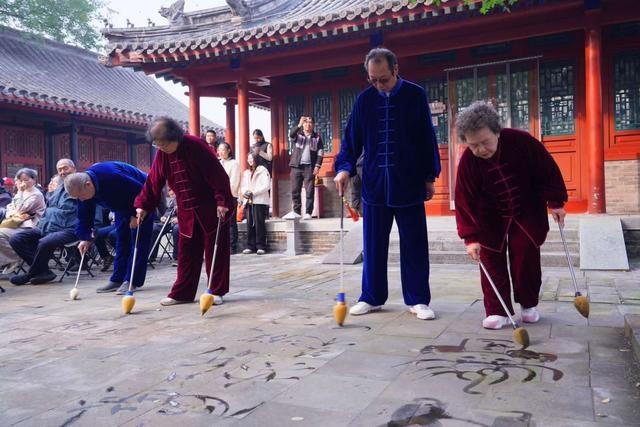 惊呆了！在地面挥毫泼墨，竟能带来如此神奇的体验  第2张