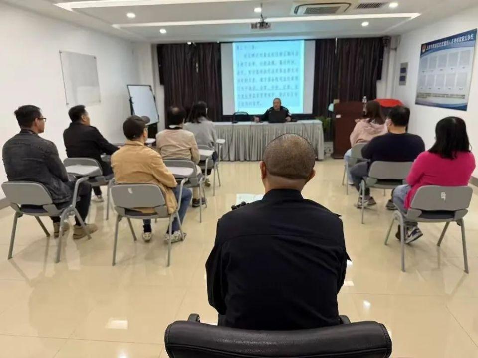 突发！进博会安保期间矫正对象竟瘫软座位，现场情况如何？  第2张