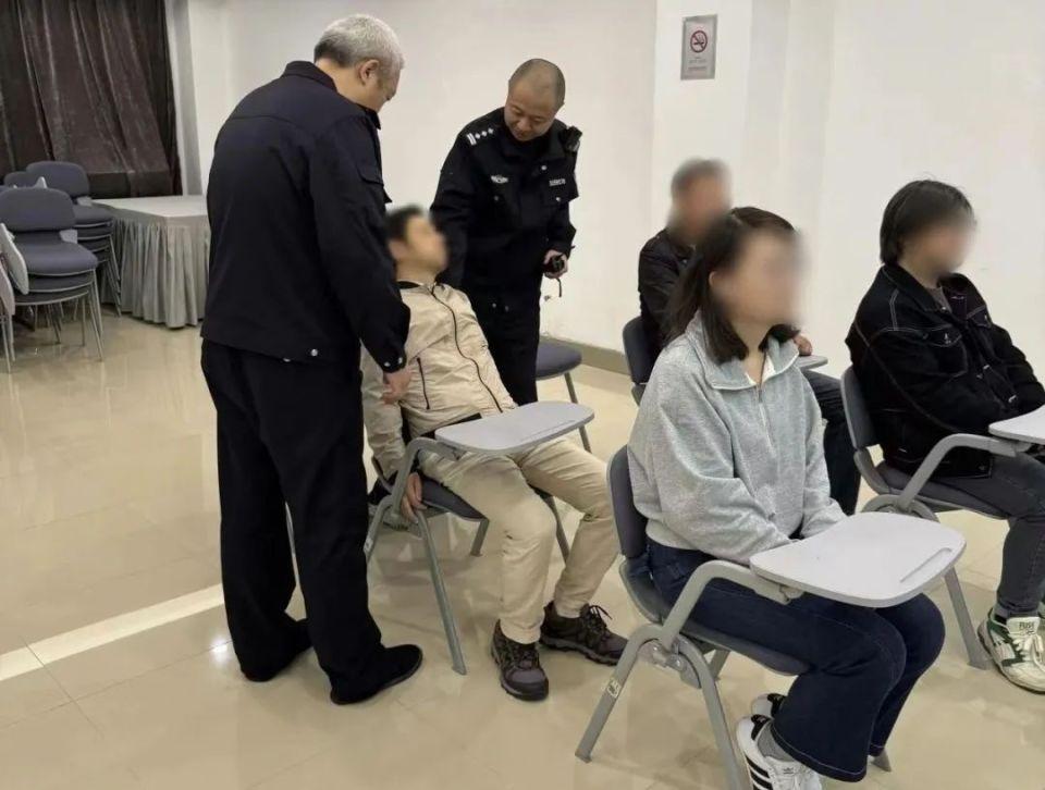 突发！进博会安保期间矫正对象竟瘫软座位，现场情况如何？  第3张