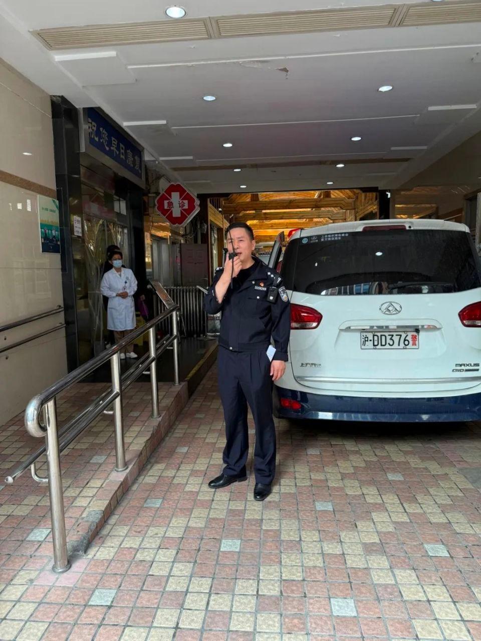 突发！进博会安保期间矫正对象竟瘫软座位，现场情况如何？  第6张