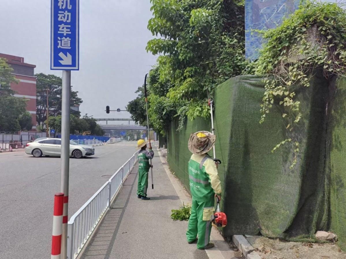 东莞石龙中学门口安全隐患多，市民呼吁整改  第1张