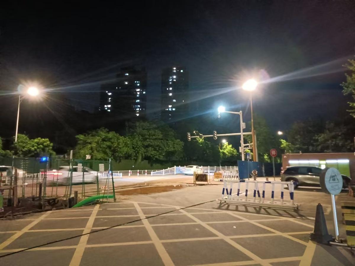 东莞石龙中学门口安全隐患多，市民呼吁整改  第2张