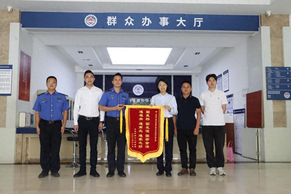 医院送锦旗致谢城管分局，背后原因令人动容  第1张
