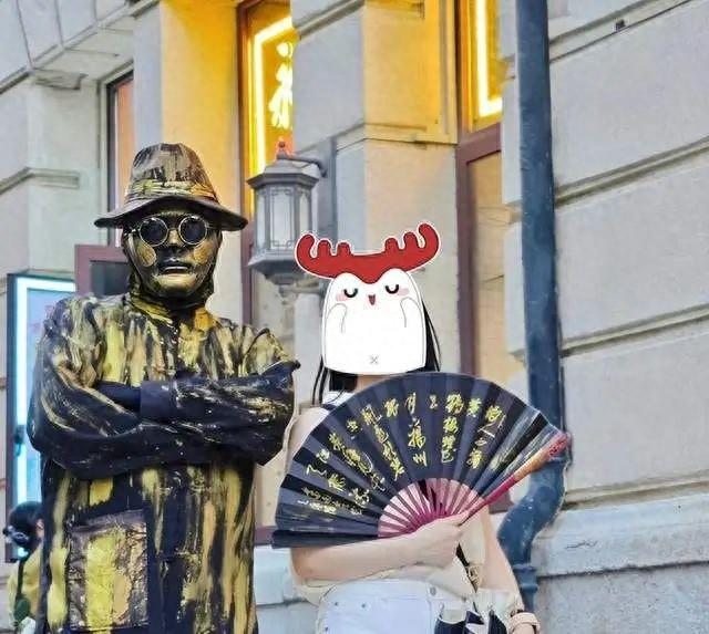 武汉江汉路步行街铜人合影竟暗藏收费陷阱，你还敢随便合影吗？