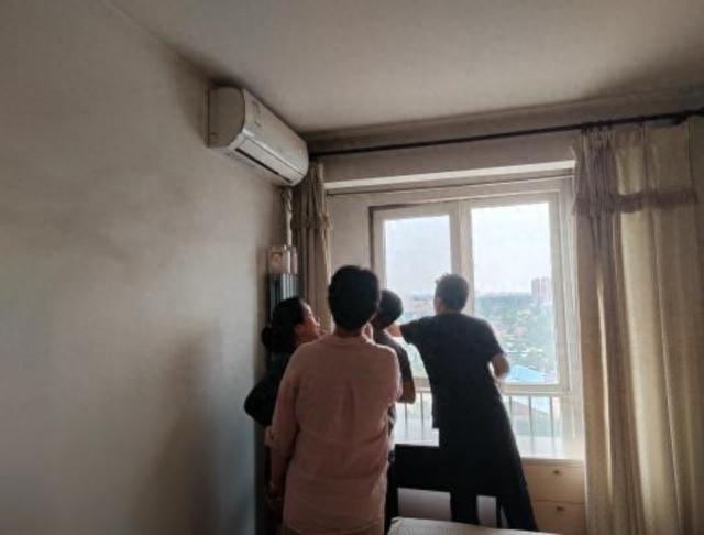 困扰两年的心结终于解开！社区街道联动，楼顶积水问题一朝解决  第1张