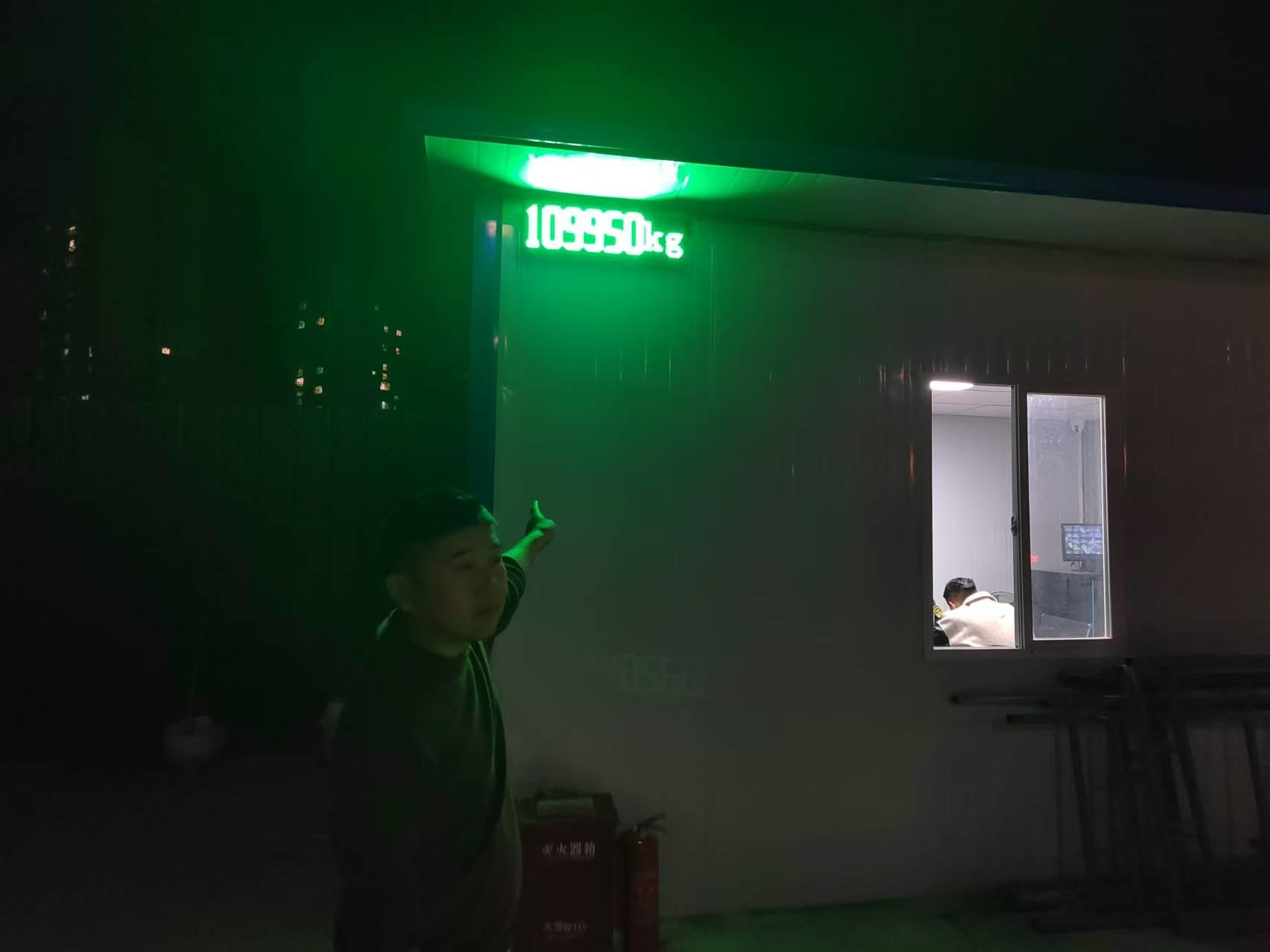 百吨王深夜被擒！双龙航空港经济区多部门联合执法，严查货运车超限超载  第3张