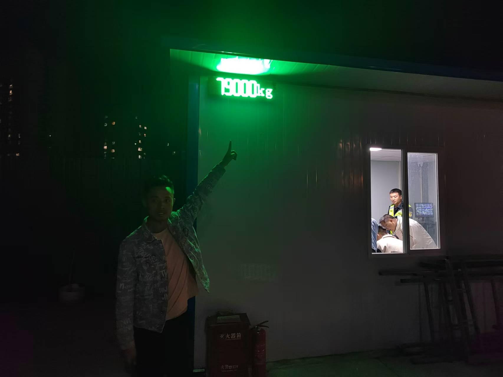 百吨王深夜被擒！双龙航空港经济区多部门联合执法，严查货运车超限超载  第4张