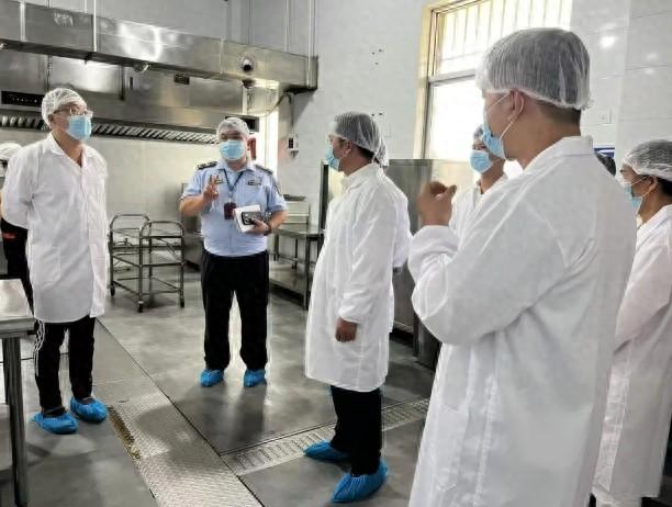 家长代表走进校园食堂后厨，直击食品安全防线  第1张