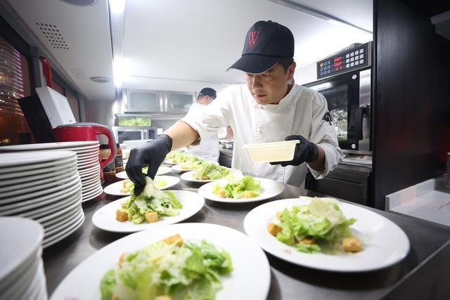 北京首个移动餐厅！美食观光巴士带你夜游朝阳，赏璀璨夜景  第2张