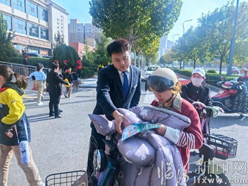 银行工作人员街头巷陌忙宣传，助力商户经营贷款 20 万  第1张