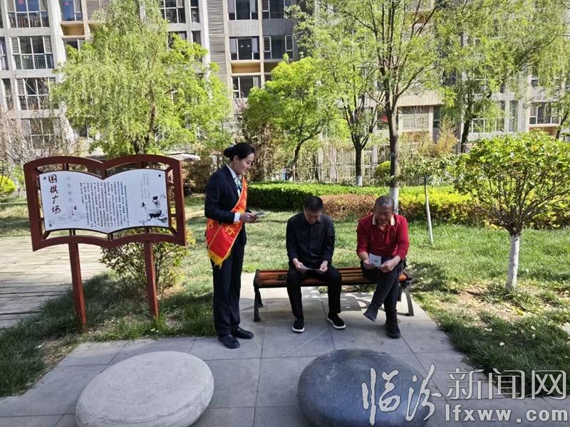 银行工作人员街头巷陌忙宣传，助力商户经营贷款 20 万  第2张