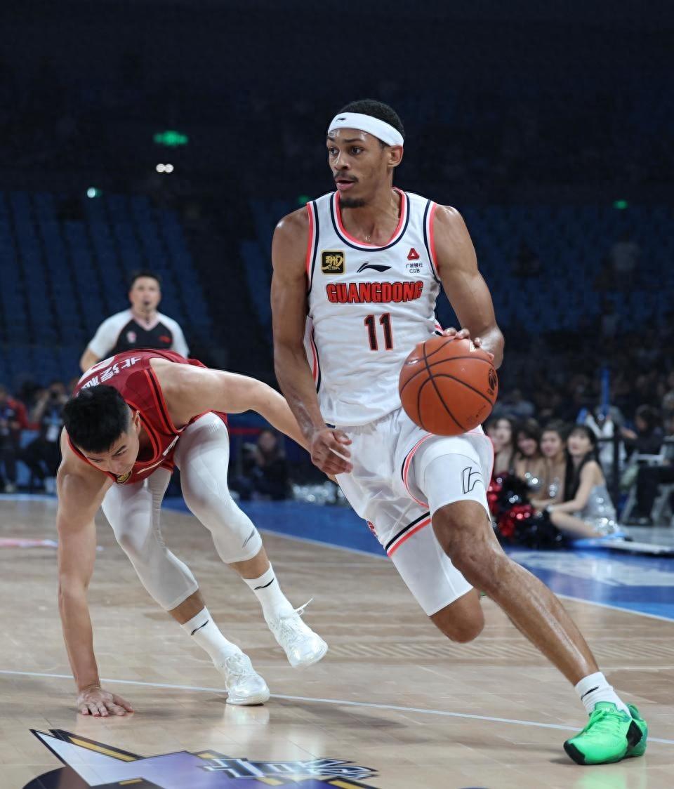 CBA 常规赛第六轮：北京北汽队 105 比 101 战胜广东东阳光队，精彩对决  第1张