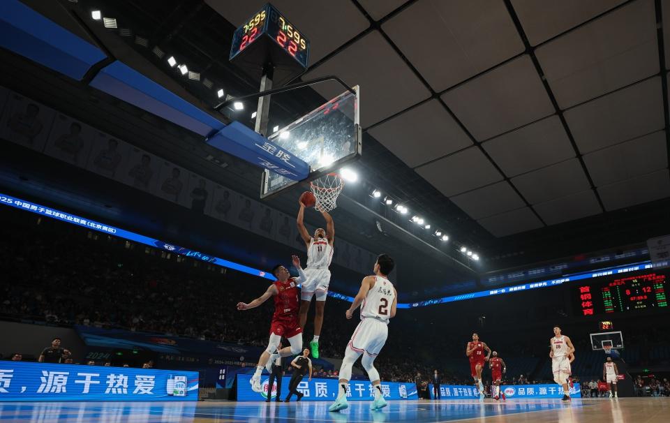 CBA 常规赛第六轮：北京北汽队 105 比 101 战胜广东东阳光队，精彩对决  第2张