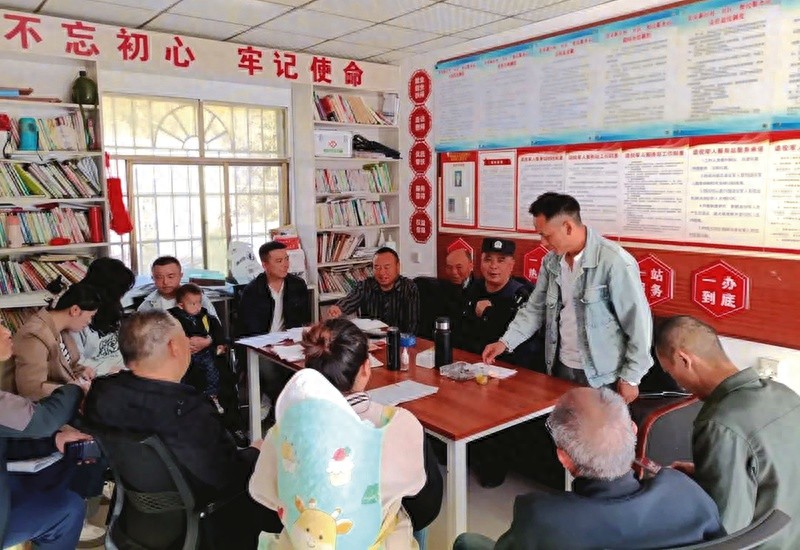 惊！民警背背包进社区，警民恳谈会有何独特价值？  第1张