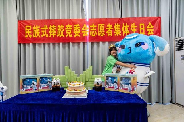 惊！民族式摔跤竞委会为4志愿者办生日会，超温馨  第3张