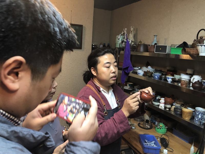 惊！90后小伙竟能让破碎瓷器价值超越新瓷，咋做到的？  第3张