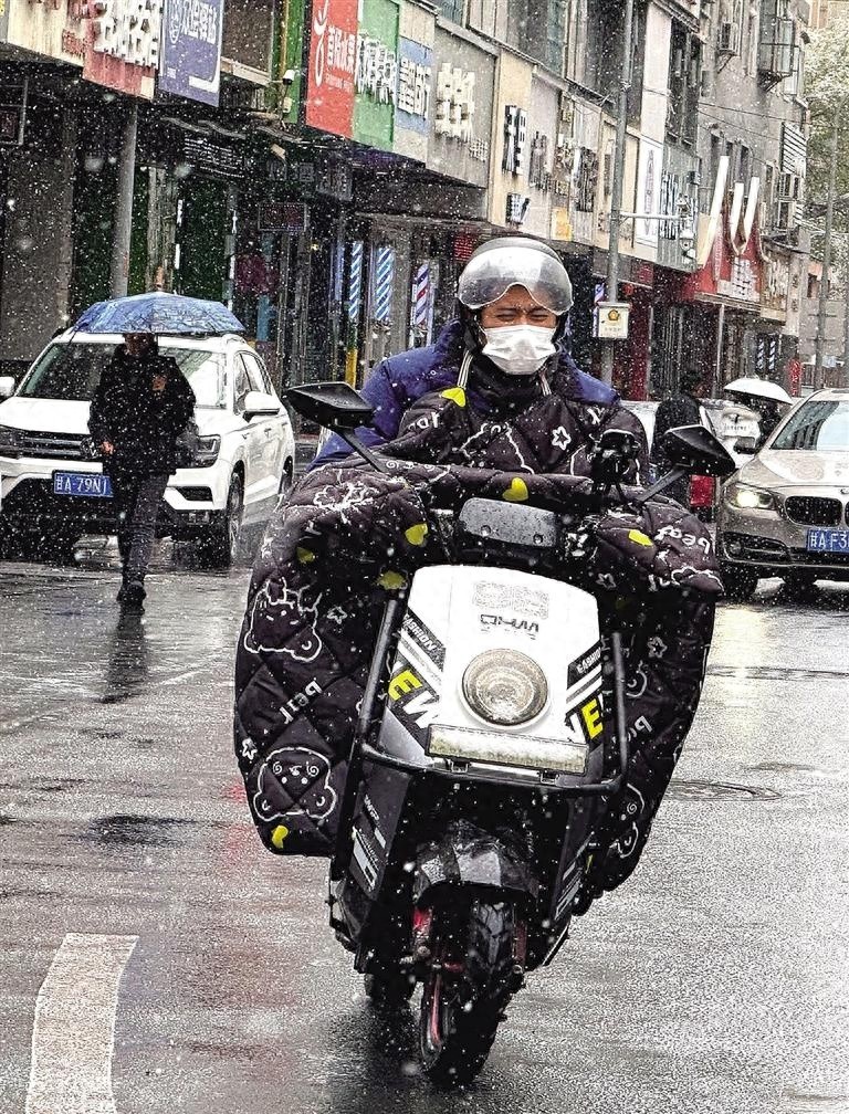 寒潮来袭！金城将‘冻哭’，市民雪中骑行画面戳心  第1张