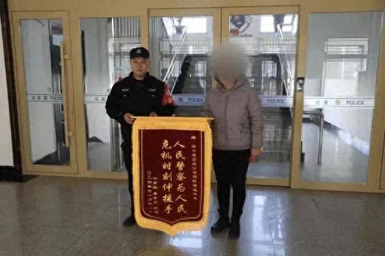 警营故事多！民警砸玻璃灭火还收锦旗？惊叹