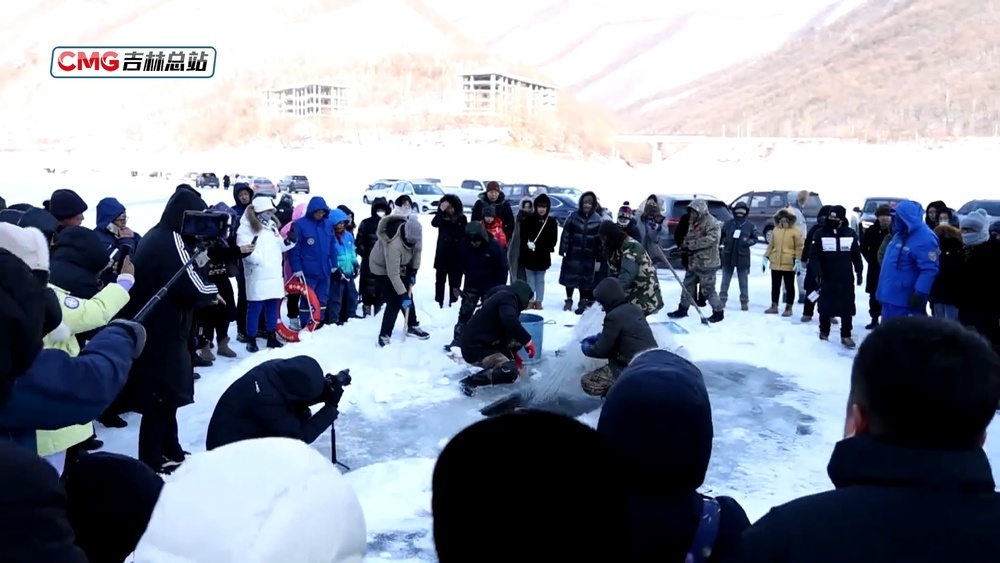 吉林白山雪场开板！超3000名爱好者前来，南方游客居多的新玩法？  第5张