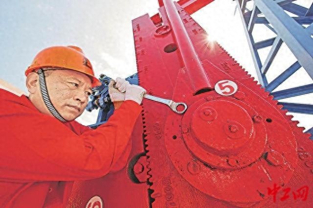 从采油工到全国劳模：他如何成为油田发明家？