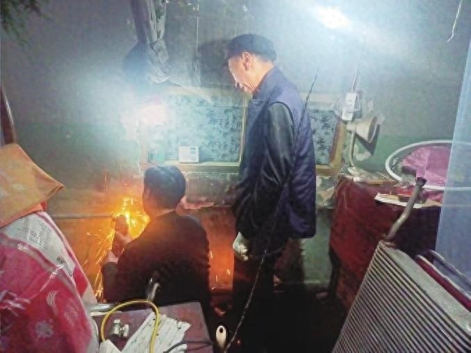 深夜紧急抢修！独居老人暖气破裂，他们这样做