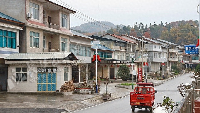 巴东县路灯亮化工程完工，耀英坪村夜晚大变样