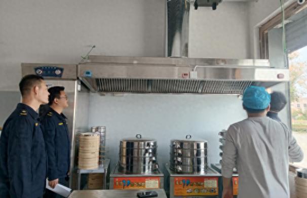 惊！餐饮油烟违规排放危害大，曲阜执法人员这样守护清新空气