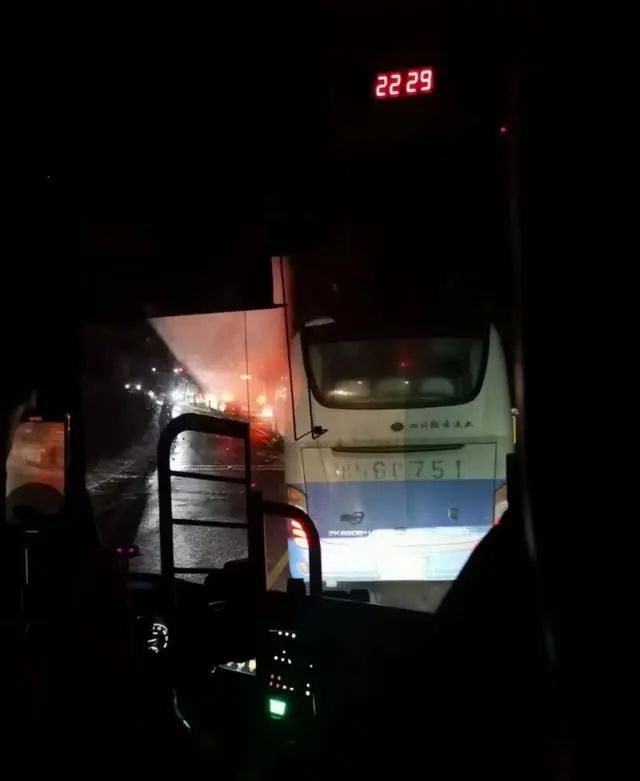 惊！九寨沟堵车4 - 6小时，大批游客赶不上高铁滞留松潘  第2张
