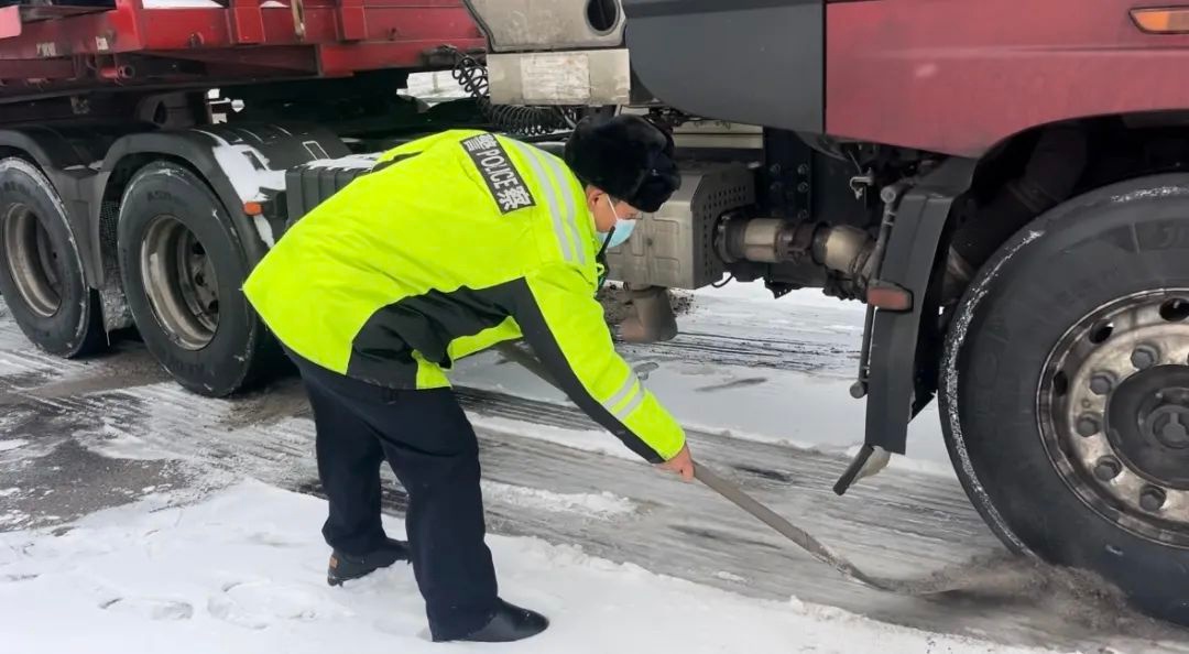 甘肃公安雪天全时守护：多种举措，暖人身更暖人心  第2张