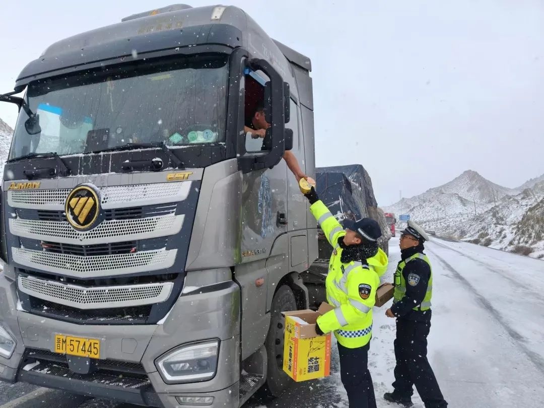 甘肃公安雪天全时守护：多种举措，暖人身更暖人心  第3张