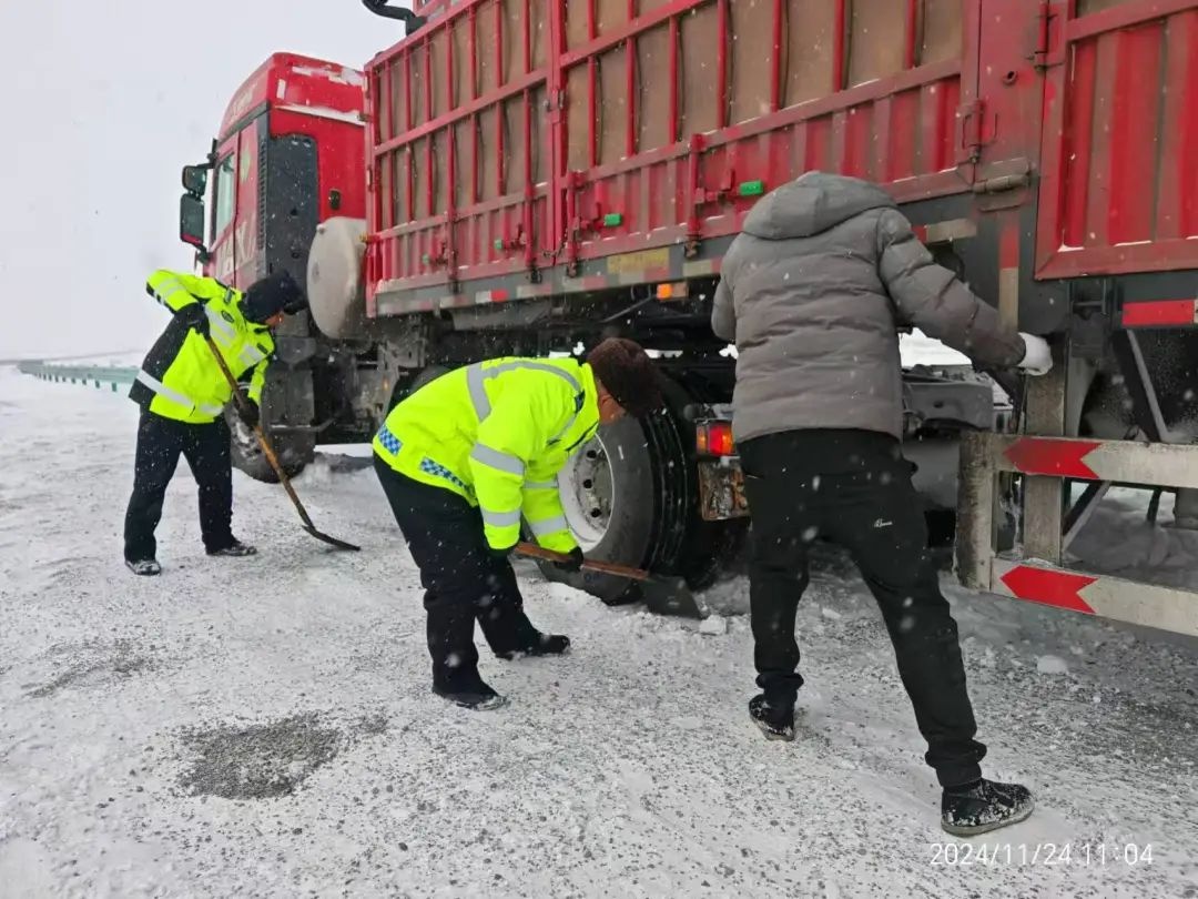 甘肃公安雪天全时守护：多种举措，暖人身更暖人心  第6张