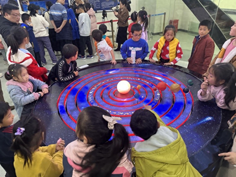 惊！长沙28组亲子家庭探秘天文馆，见证宇宙奥秘