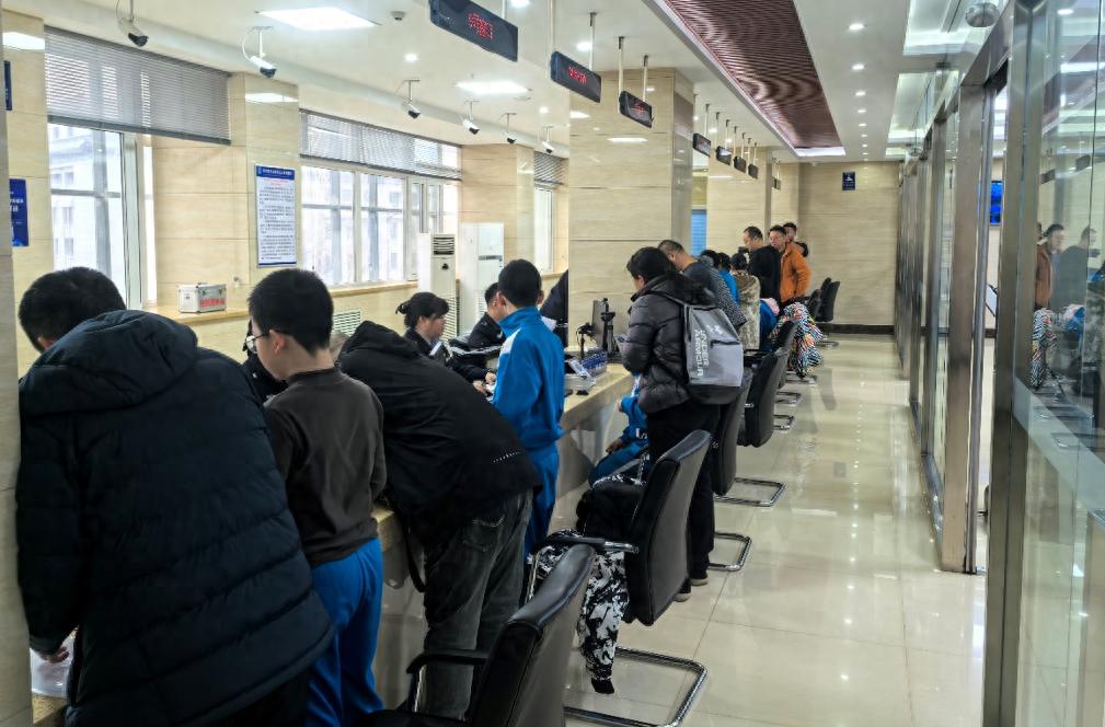 忙到周末才有空？民警‘午间专场’颠覆认知，帮大忙