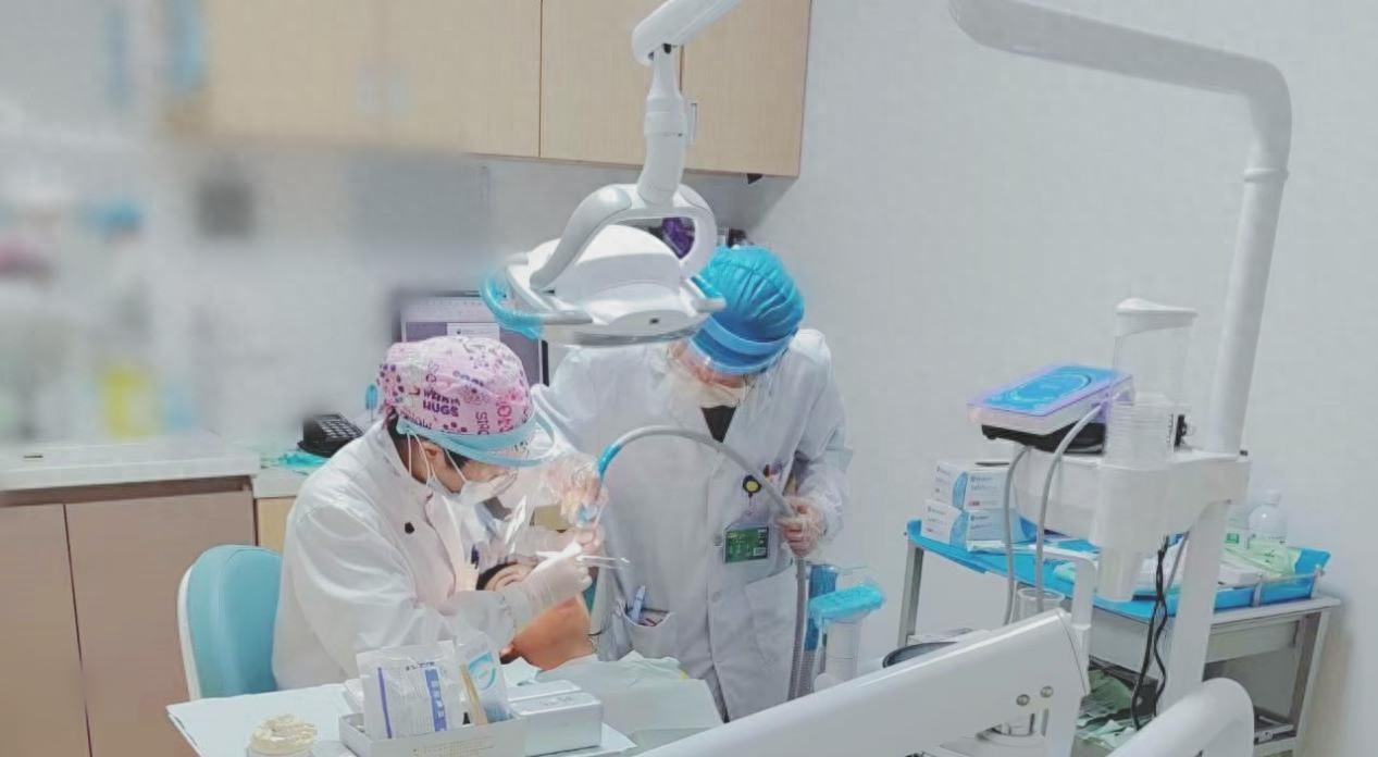 女子数十年精心刷牙却烂掉20颗牙，原因竟如此颠覆认知  第1张