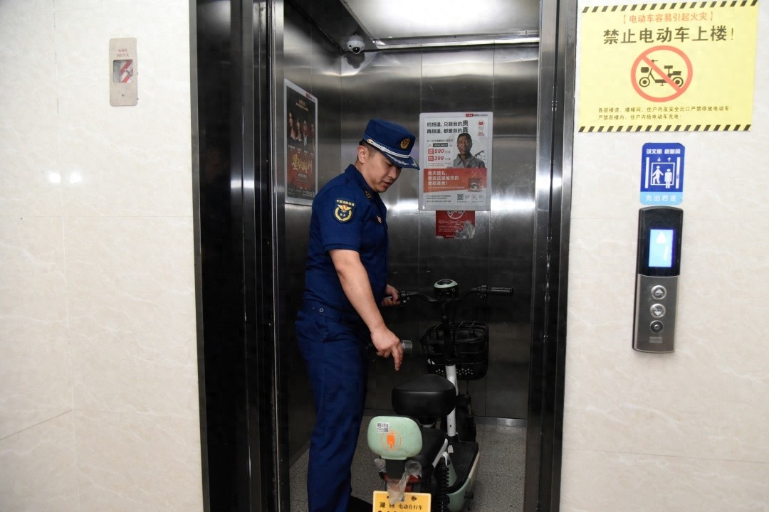 惊！电动自行车入电梯会怎样？和悦府小区给出答案  第1张