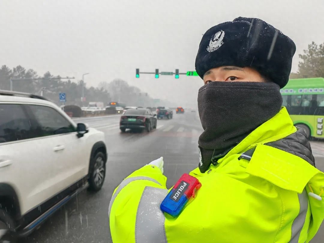 【紧急】大到暴雪来袭！大庆交警如何应对？