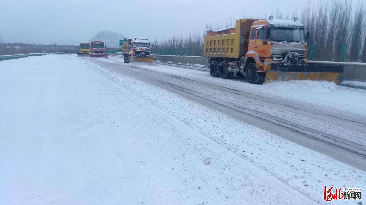 惊！张家口承德遇入冬初雪，养护队开启硬核除雪模式  第2张