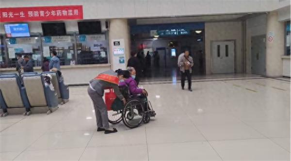 惊！部分老人求医遇困境，这家医院这样做超暖心