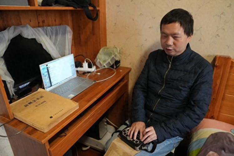 盲人教师凭毅力拥抱世界，还助视障者见光！上游新闻联合阿里公益颁奖