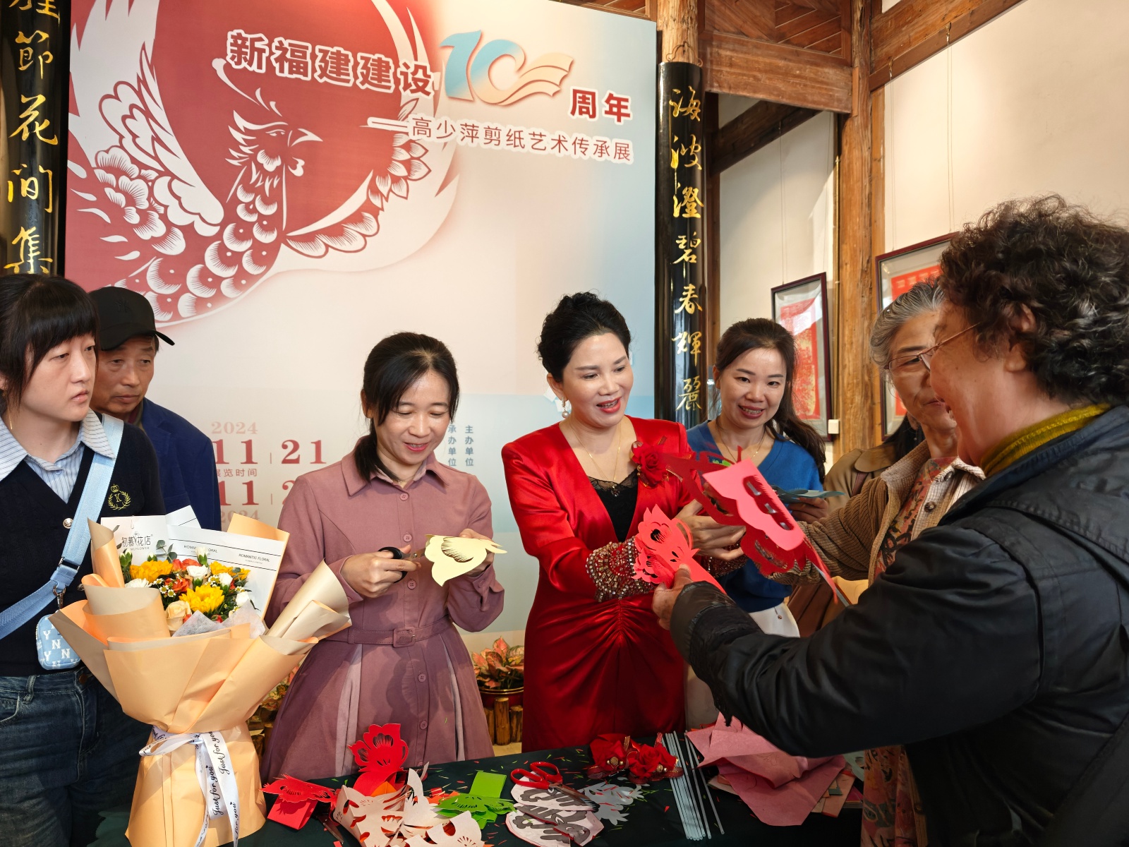 惊！新华社记者见证神奇剪纸，她几剪刀剪出惊艳作品  第1张