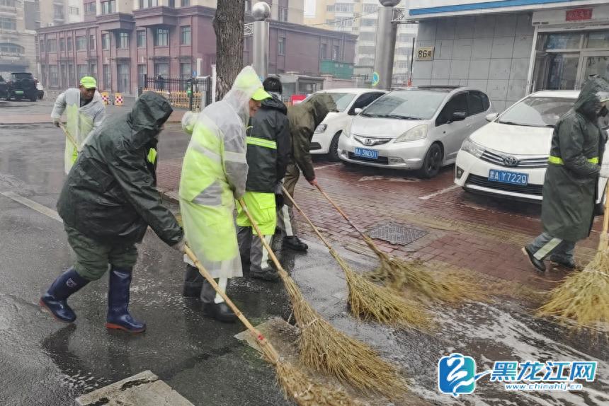 惊！天气原因致使哈尔滨南岗区紧急行动，2000余人、120余辆车出动应对
