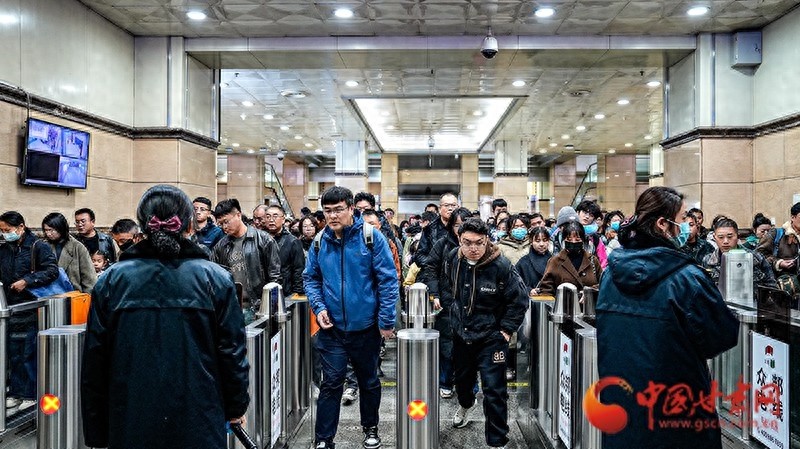 甘肃多地降雪降温，公路客流涌铁路！兰州铁路局如何确保畅通？