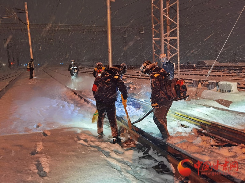 甘肃多地降雪降温，公路客流涌铁路！兰州铁路局如何确保畅通？  第2张