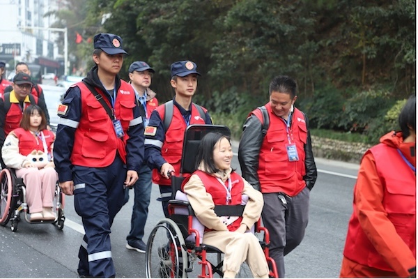 惊！110余位残障朋友勇攀黄山，背后的故事感人至深  第3张