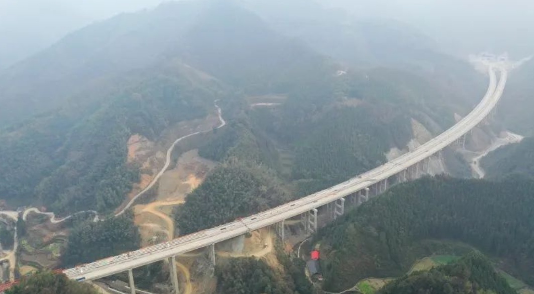 惊爆！湖南醴娄高速34.02公里路面工程收官，通车在望  第3张