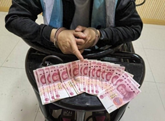 惊！老人车站被扒窃2500元，民警数小时追回全额  第1张