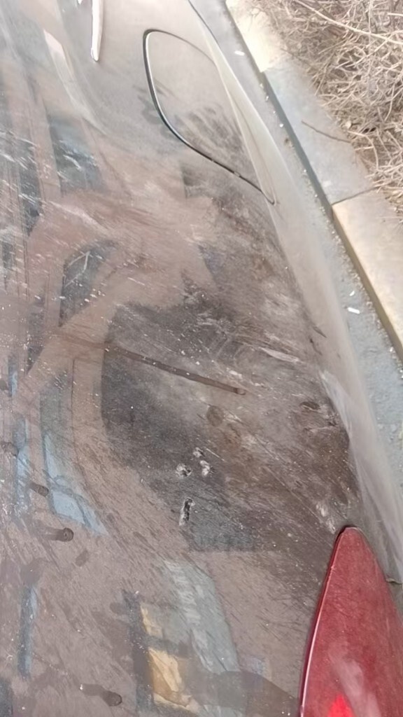惊！哈尔滨英伦名邸小区高空抛物，奔驰被砸物业竟称不知？  第2张