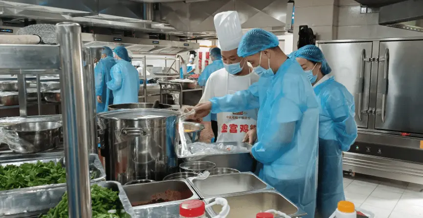 惊！中小学食堂安全问题频发，教育部印发指引能否根治顽疾？
