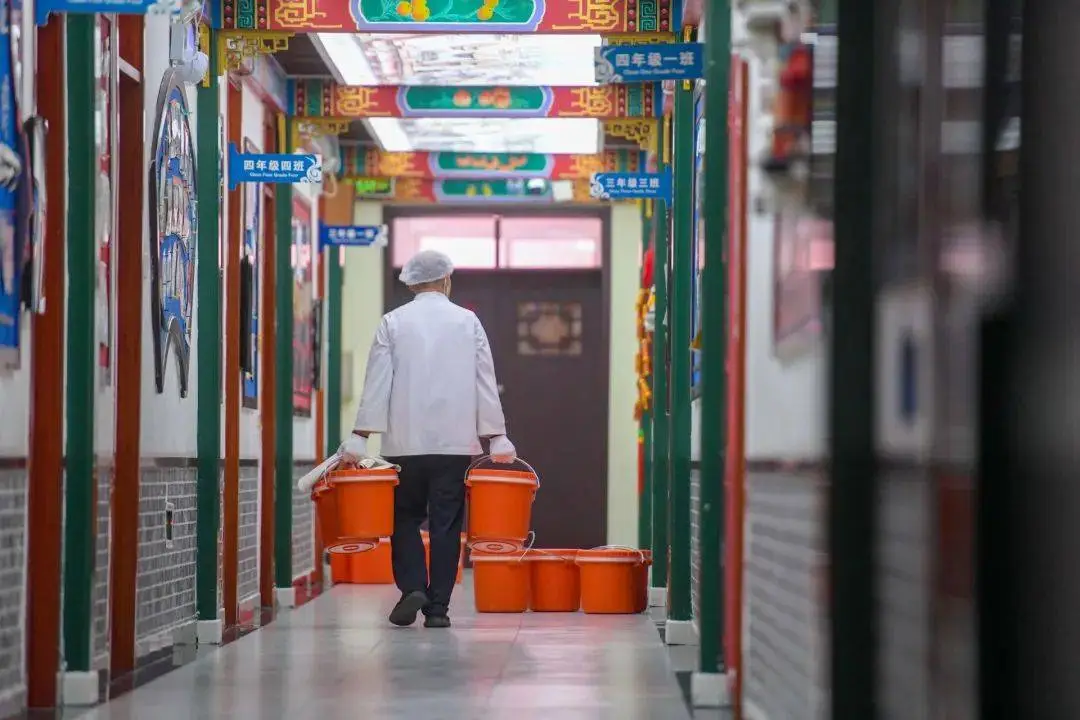 惊！中小学食堂安全问题频发，教育部印发指引能否根治顽疾？  第2张