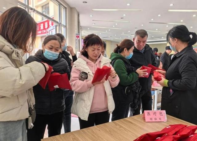 民进滨州市委会义诊进社区：多个科室专家齐上阵，健康护航超暖心  第2张